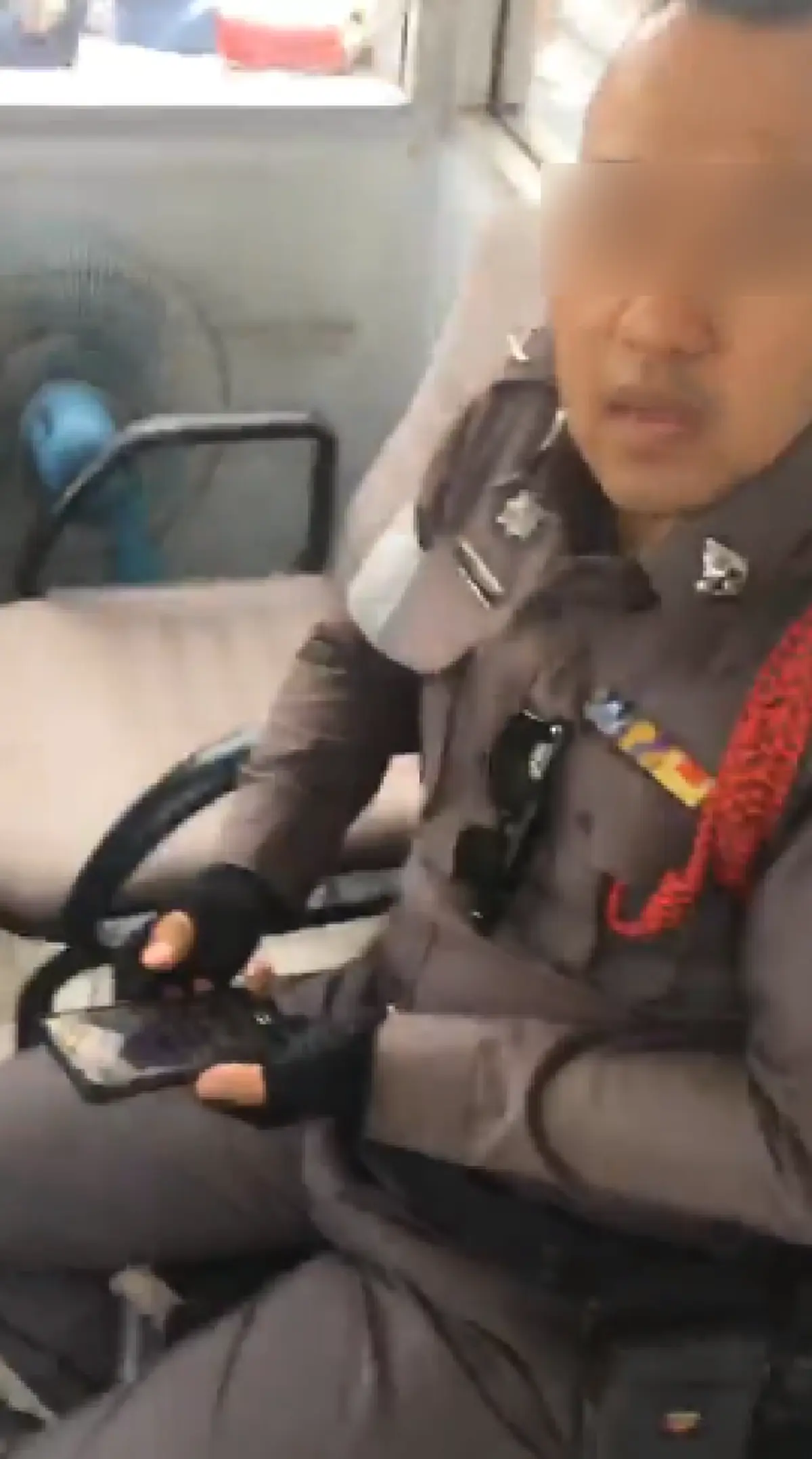 แชร์ไปให้คนทั้งประเทศได้ดู!! โวยสนั่นประชาชนสั่งตำรวจให้ทำงาน เปิดป้อมไปเจอนั่งเล่นเกมหน้าตาเฉย ลั่น อย่าให้ตำรวจจากภาษีประชาชนละเว้นการปฏิบ