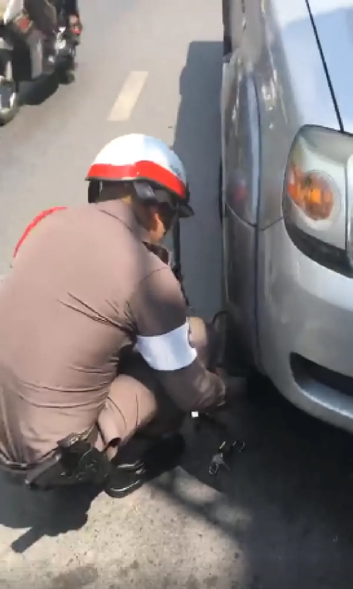 แชร์ไปให้คนทั้งประเทศได้ดู!! โวยสนั่นประชาชนสั่งตำรวจให้ทำงาน เปิดป้อมไปเจอนั่งเล่นเกมหน้าตาเฉย ลั่น อย่าให้ตำรวจจากภาษีประชาชนละเว้นการปฏิบ