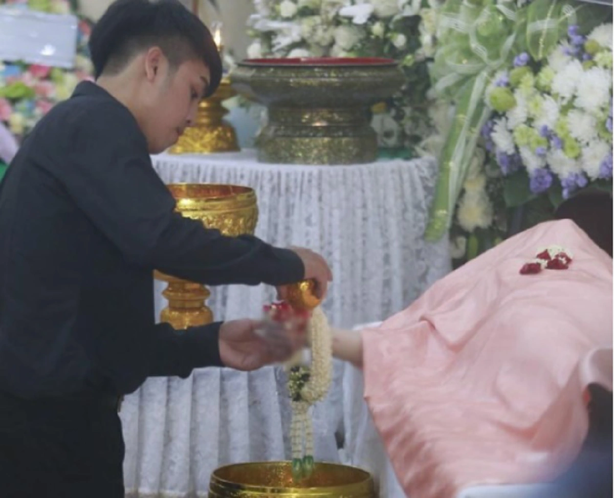 สุดสะเทือนใจ!!! เปิดภาพ “น้องไทม์” แฟนทอม ที่น้องอินกำลังเดินทางไปหา โผล่ร่วมงานศพ ด้วยอาการโศกเศร้า (มีคลิป)