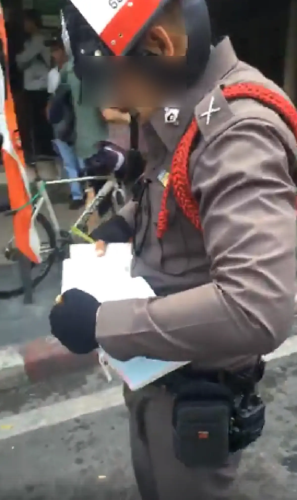 แชร์ไปให้คนทั้งประเทศได้ดู!! โวยสนั่นประชาชนสั่งตำรวจให้ทำงาน เปิดป้อมไปเจอนั่งเล่นเกมหน้าตาเฉย ลั่น อย่าให้ตำรวจจากภาษีประชาชนละเว้นการปฏิบ