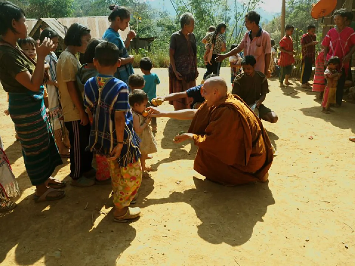 กราบสาธุรัวๆ!! ภาพสุดประทับใจ เมื่อ “พระจูเลียน” บริจาคผลไม้ให้เด็กๆที่บ้านโทคามน้อยได้กิน และเป็นครั้งแรกของเด็กๆที่ได้รู้จักกับ “แตงโม”