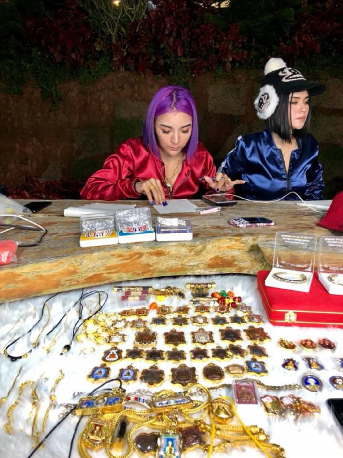 เผยอาชีพ หนุ่มที่โซเชียลตาร้อน มีเมียสาวสวย 4 คน ขายพระ-ทองคำ หาเลี้ยงครอบครัว?