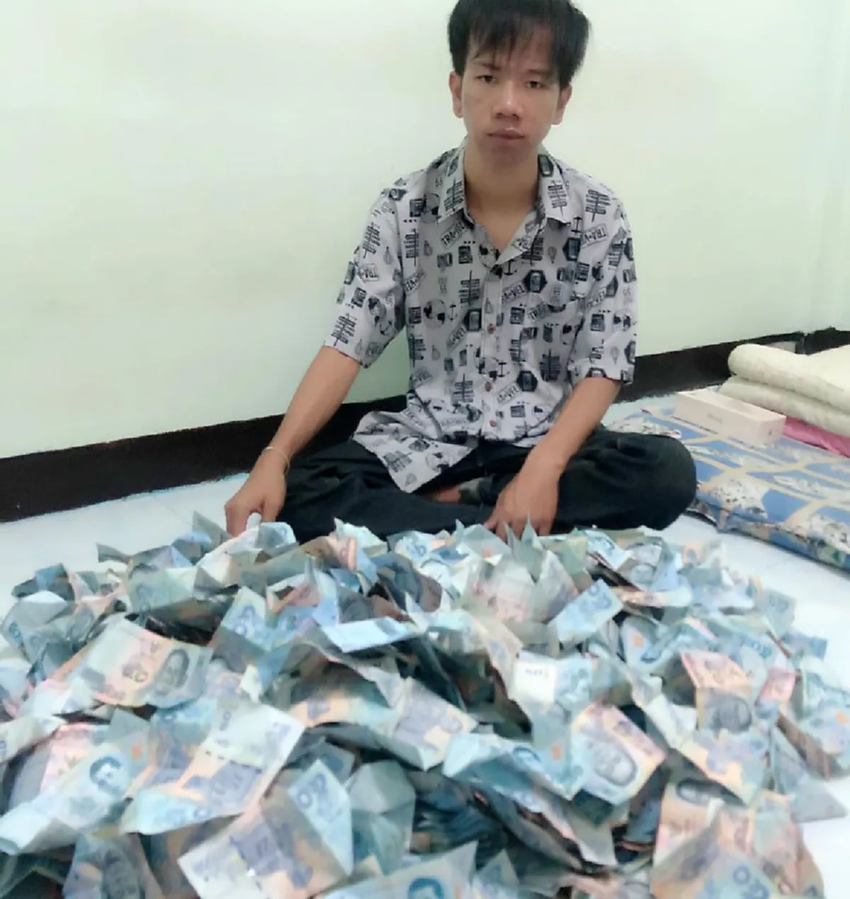 \"หนุ่ม\" เก็บเงินแบงค์50 ผ่านไป 1 ปี ก่อนเอาออกมานับ ได้เยอะกว่าที่คิด