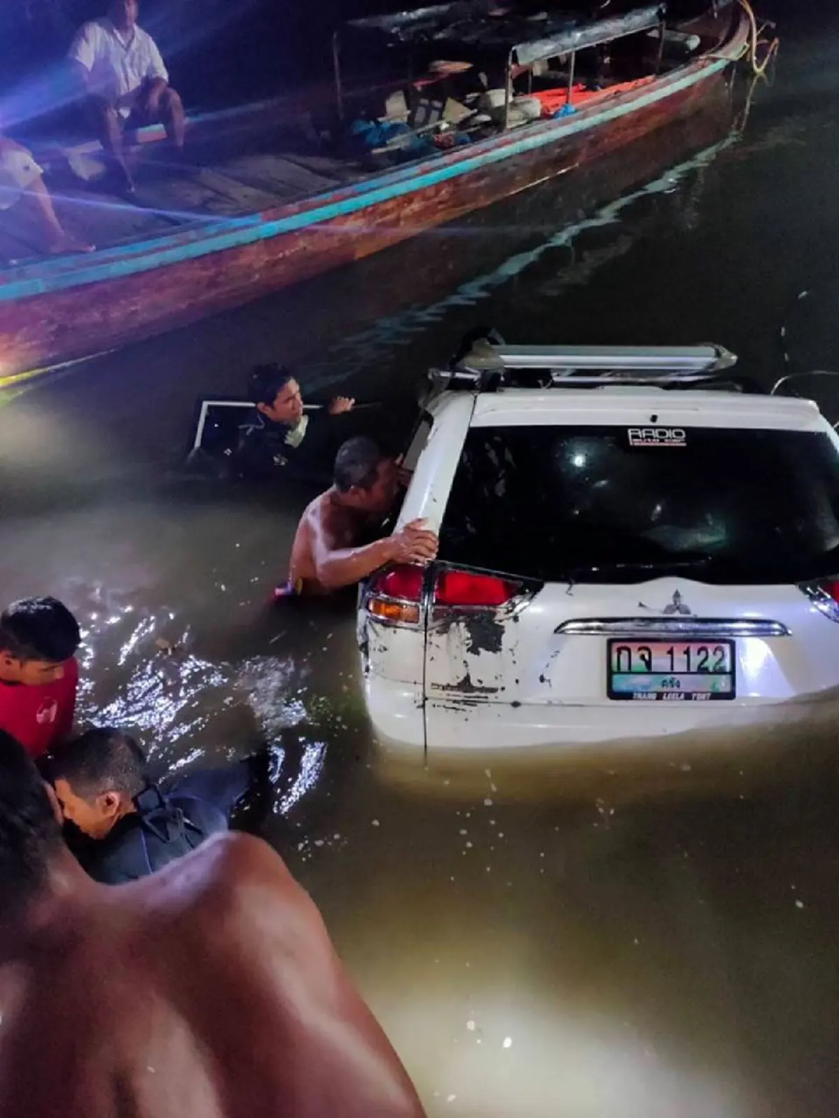 เจ้าหน้าที่เร่งค้นหาร่าง  ทนายแจ๊ค นายกเทศมนตรีนครตรัง หลังขับรถพุ่งลงท่าเรือจมทะเลหาย