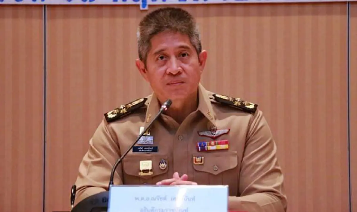 เบาะเเสใหม่จากผู้เห็นเหตุการณ์ เปลี่ยนชุดเสื้อยืด ขาสั้นสีดำ (คลิป)