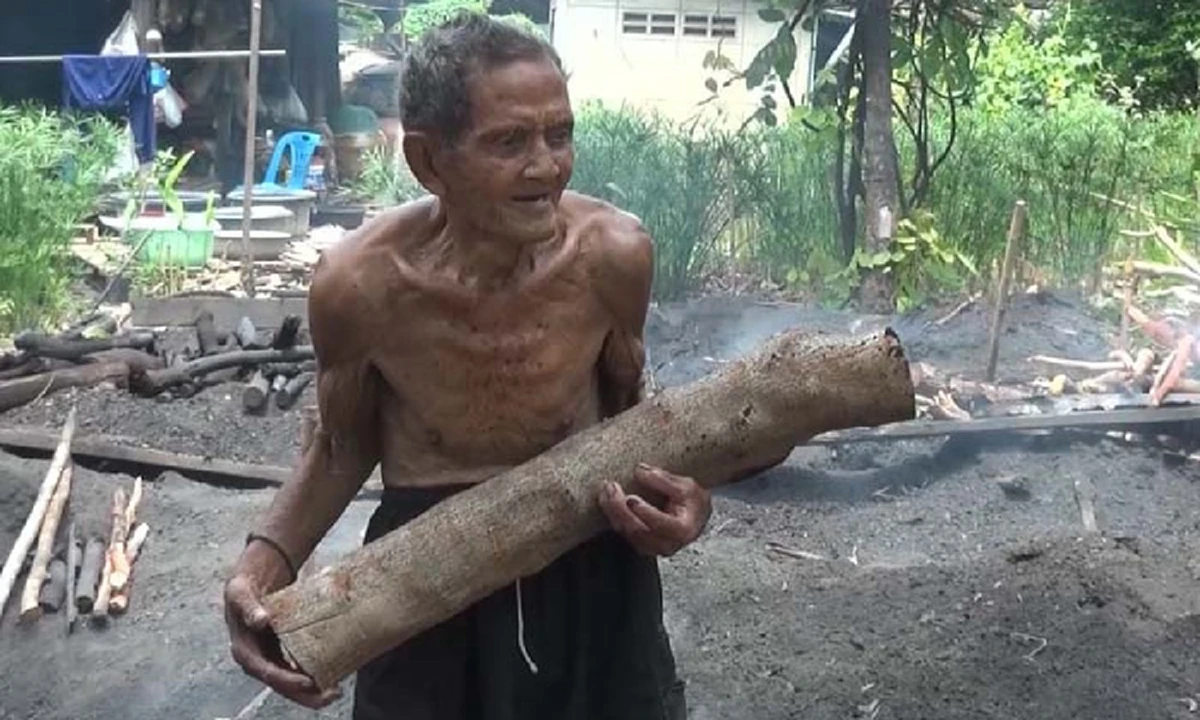 เจอแบบนี้วัยรุ่นยังอาย!!โคตรแข็งแกร่ง..พ่อเฒ่า อายุ106ปี ทำสวนเลื่อยไม้เผาถ่านเลี้ยงครอบครัว เผยชีวิตนี้ไม่เคยดื่มเหล้า-สูบบุหรี่!!