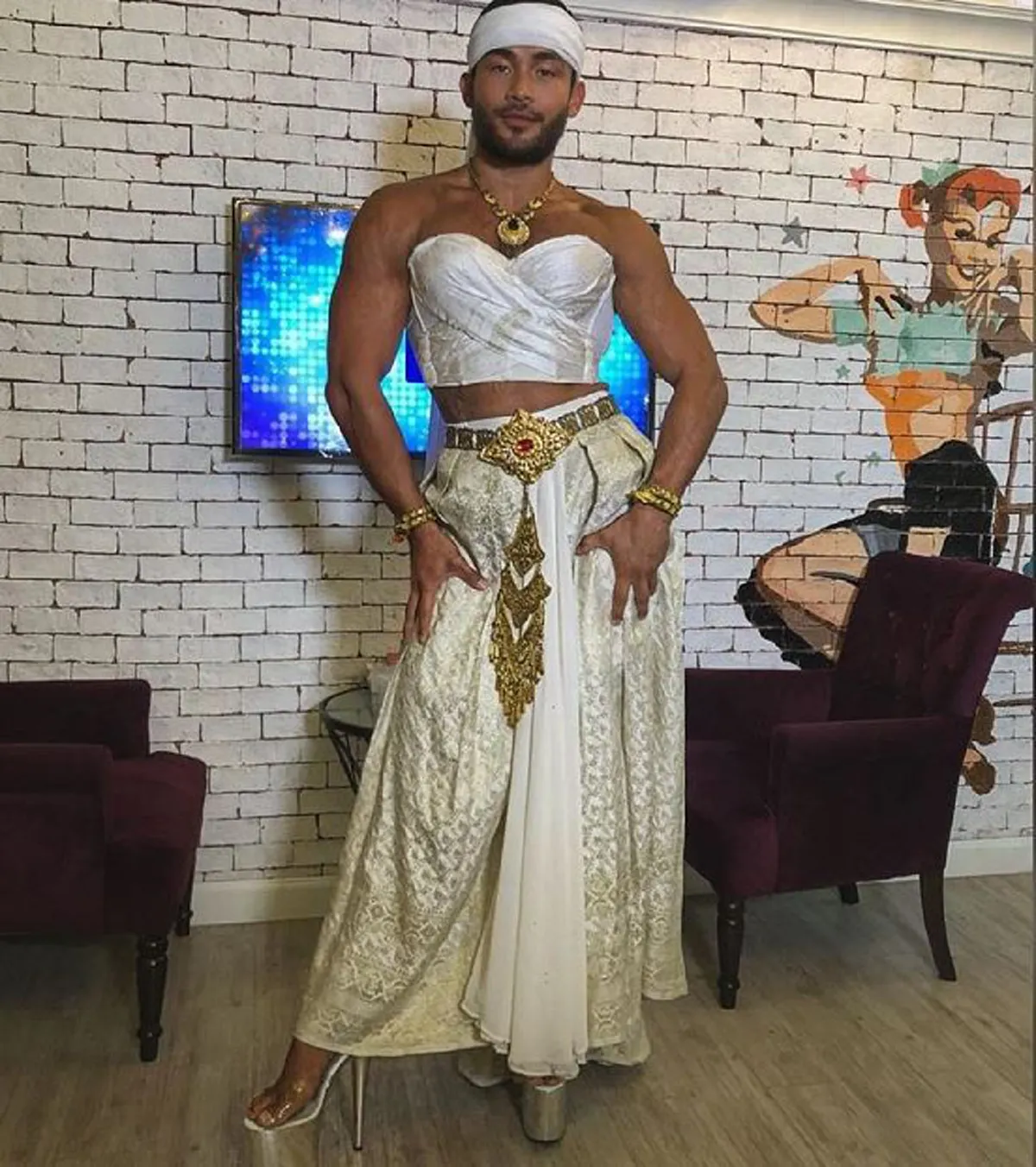 สะเทือนทั้งสยาม!! หนุ่มกล้ามโตแต่งหญิงชุดไทย เยื้องย่างกรีดกรายเดินโพสต์ท่าทั่ว BTS ซูมดูชัดๆ ตะลึงหนัก เธอคือซุปตาร์จากต่างแดน (คลิป)