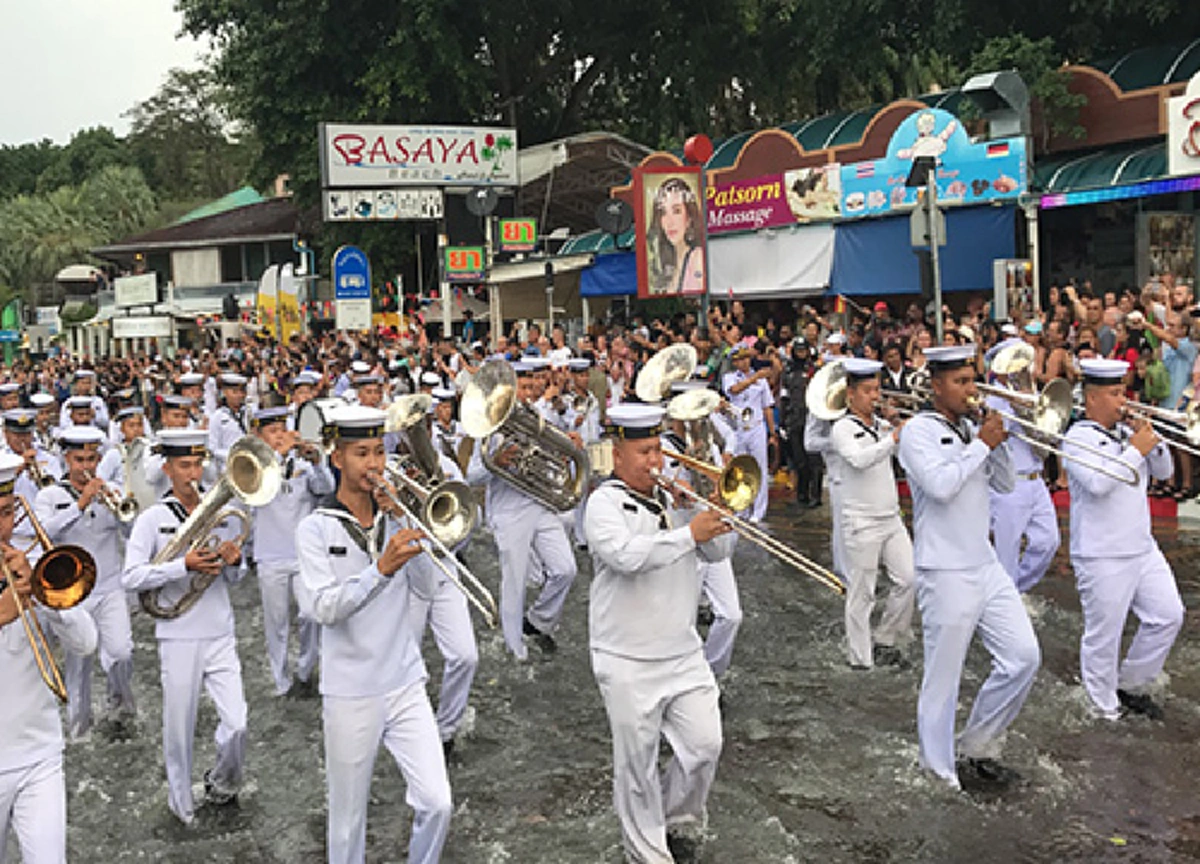 ทหารตบเท้า "ลุยน้ำขัง"...เดินพาเหรดทางบกสุดอลังการ !!! ฉลองครบรอบ 50 ปี การก่อตั้งอาเซียน !!!