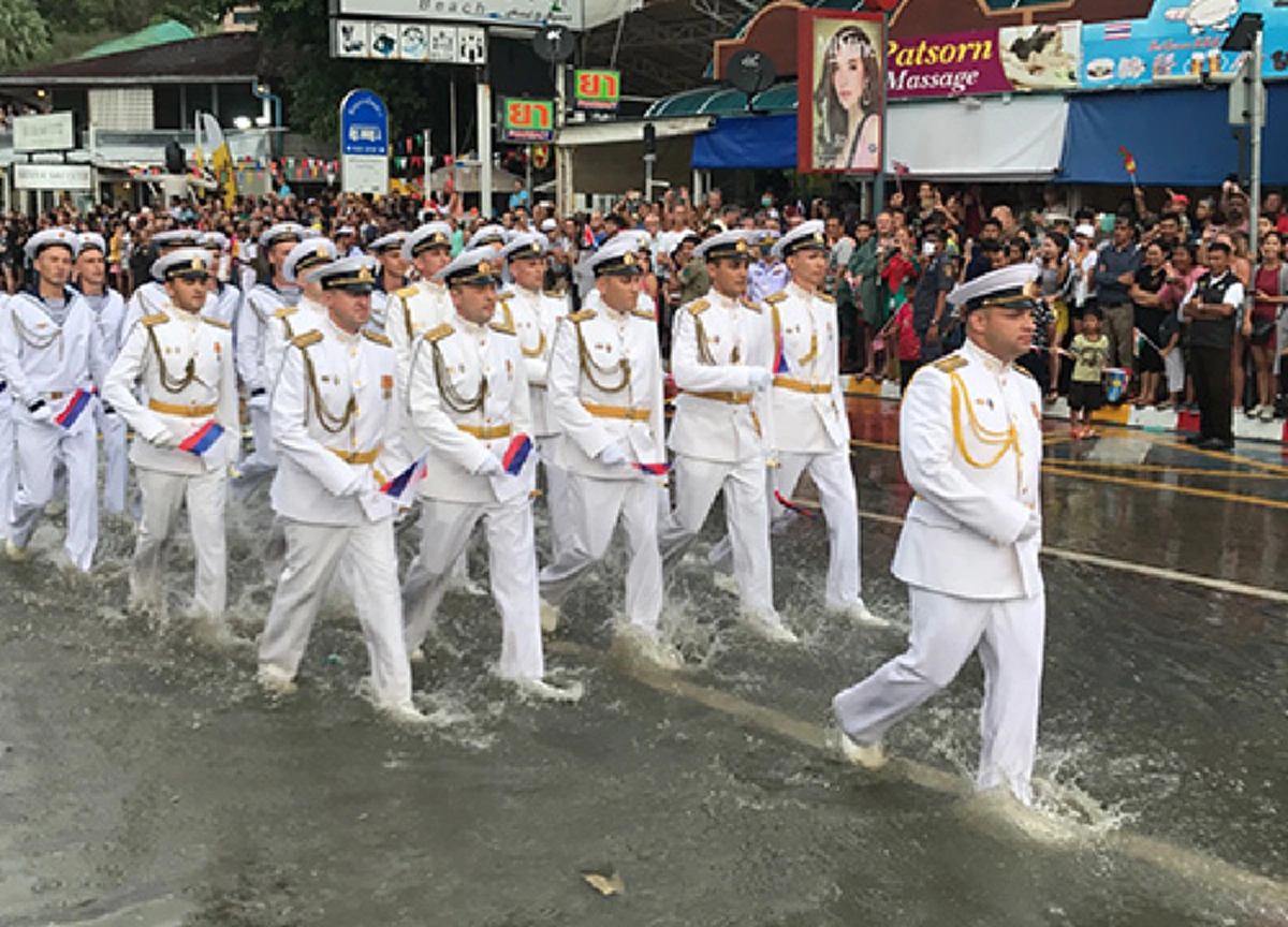 ทหารตบเท้า "ลุยน้ำขัง"...เดินพาเหรดทางบกสุดอลังการ !!! ฉลองครบรอบ 50 ปี การก่อตั้งอาเซียน !!!