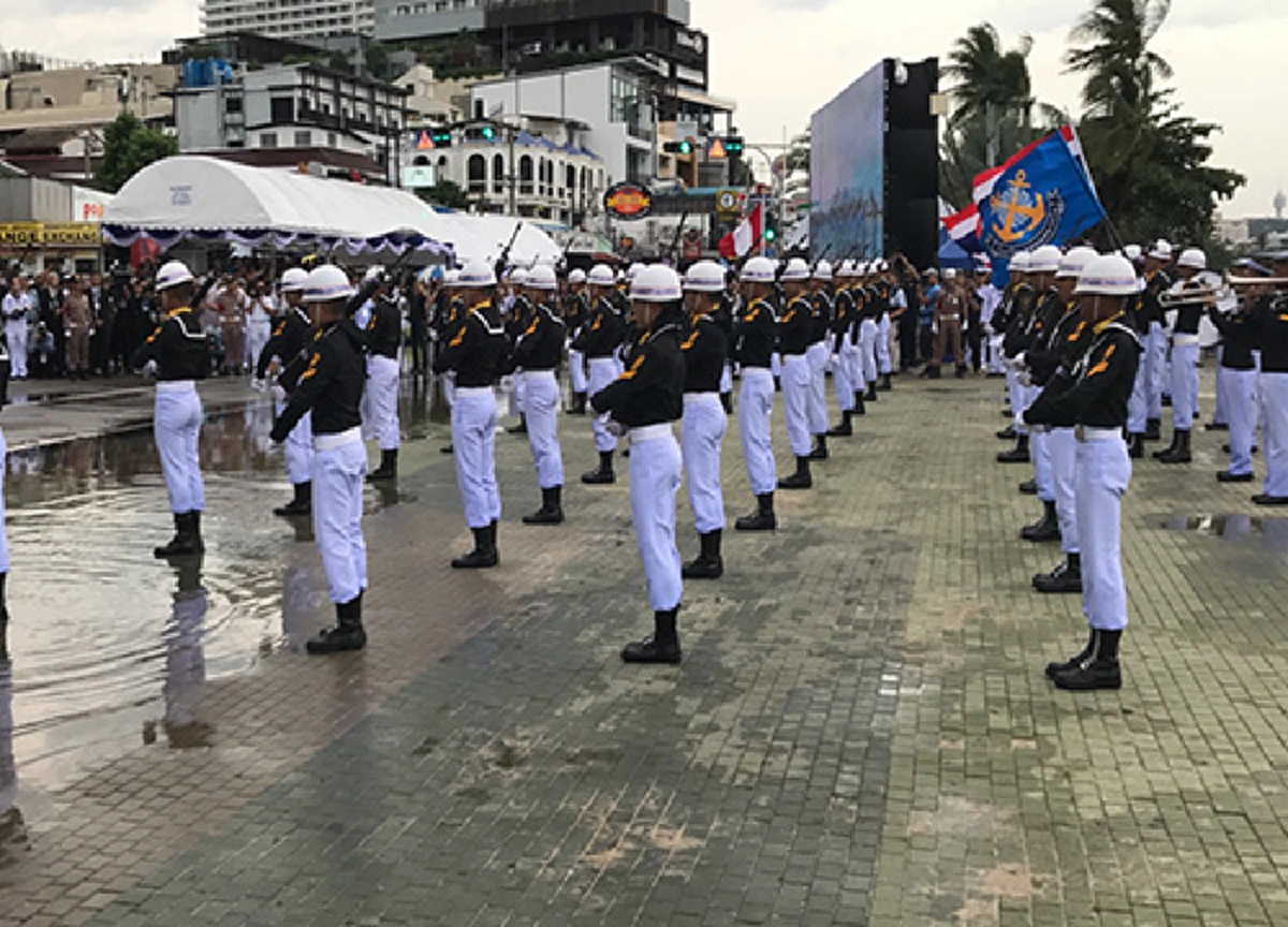 ทหารตบเท้า "ลุยน้ำขัง"...เดินพาเหรดทางบกสุดอลังการ !!! ฉลองครบรอบ 50 ปี การก่อตั้งอาเซียน !!!