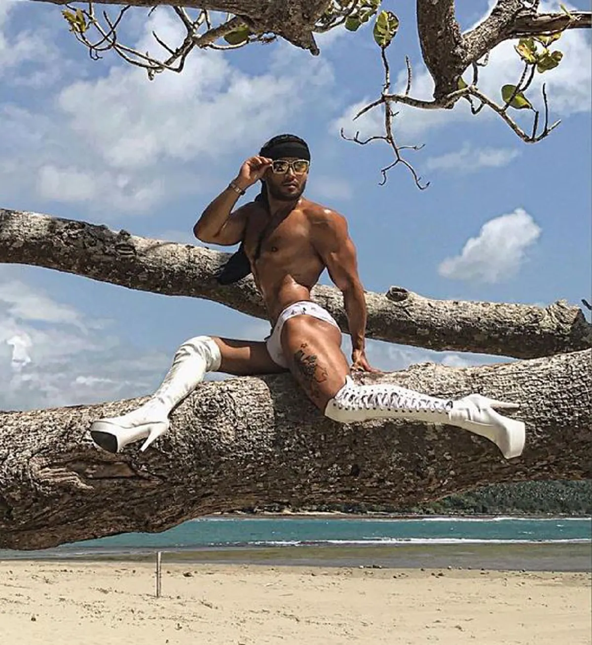 สะเทือนทั้งสยาม!! หนุ่มกล้ามโตแต่งหญิงชุดไทย เยื้องย่างกรีดกรายเดินโพสต์ท่าทั่ว BTS ซูมดูชัดๆ ตะลึงหนัก เธอคือซุปตาร์จากต่างแดน (คลิป)