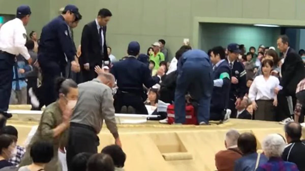 ด่ายับลั่นโซเชียล!! พยาบาลสาวญี่ปุ่น โดนไล่ลงเวทีซูโม่ หลังวิ่งไปช่วยปั๊มหัวใจผู้ป่วย กีดกันประกาศโห่ไล่ราวกับไม่ใช่คน (คลิป)