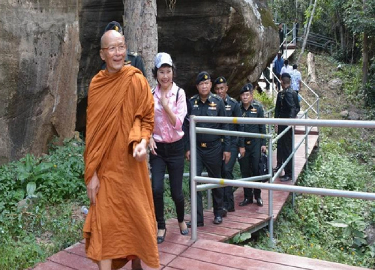 มูลนิธิหลวงปู่สรวงทุ่มเงินกว่า 8 หลัก!!  สร้างสกายวอล์คที่ ผาพญากูปรี อ.ภูสิงห์ ส่งเสริมท่องเที่ยว ดินแดนแห่งอีสานใต้!?!