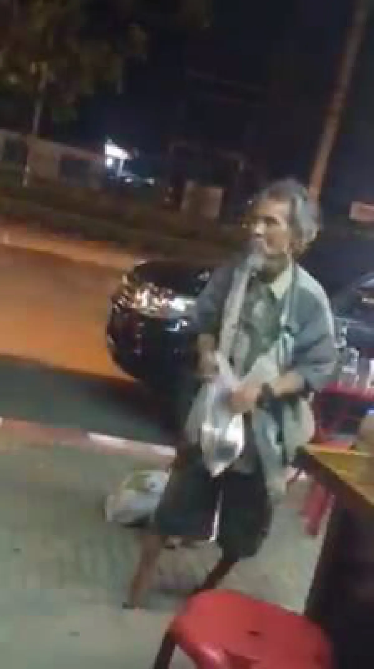 แชร์ถล่มทลาย!! คลิปแม่ค้าทำก๋วยเตี๋ยว 1 ถุง แต่กลับทำให้คนทั้งประเทศ น้ำตาไหล ชื่นชมสุดหัวใจ กับสิ่งที่เธอทำ!! (มีคลิป)