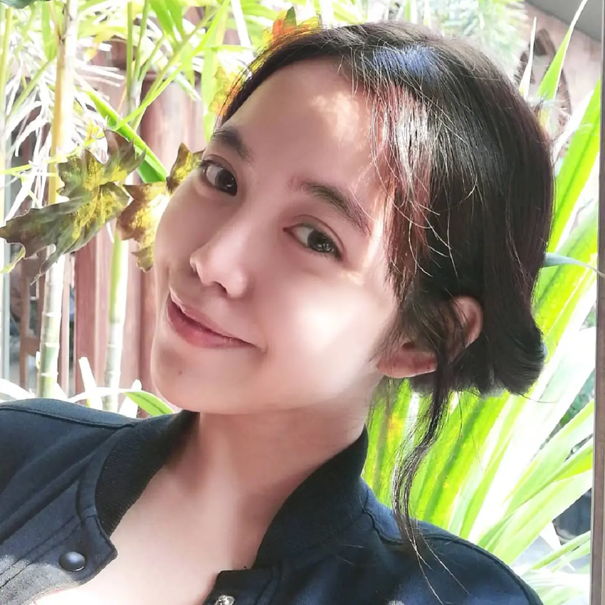 สาวสวยขับรถ เจอเด็กขายพวงมาลัยปกติจะเด็กร่าเริงแต่วันนี้นั่งร้องไห้ ก่อนช่วยซื้อและตัดสินใจถามความจริง​