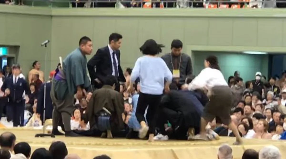 ด่ายับลั่นโซเชียล!! พยาบาลสาวญี่ปุ่น โดนไล่ลงเวทีซูโม่ หลังวิ่งไปช่วยปั๊มหัวใจผู้ป่วย กีดกันประกาศโห่ไล่ราวกับไม่ใช่คน (คลิป)