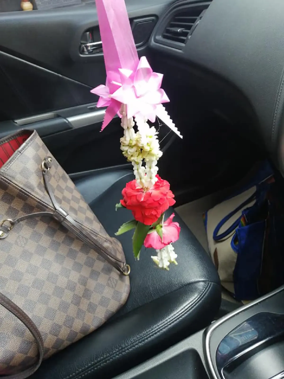 สาวสวยขับรถ เจอเด็กขายพวงมาลัยปกติจะเด็กร่าเริงแต่วันนี้นั่งร้องไห้ ก่อนช่วยซื้อและตัดสินใจถามความจริง​