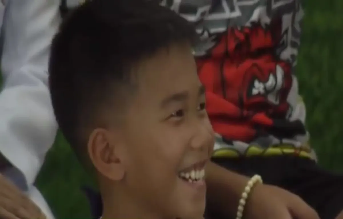 เด็กน้อยไร้เดียงสา!! สีสันน่ารักๆ"น้องไตตั้น"กับความเป็นธรรมชาติ..เรียกรอยยิ้ม?! น้องคนเล็กคงจะตื่นเต้นสุดๆ..กล้องอยู่ด้านหลังนะลูก!!(คลิป)