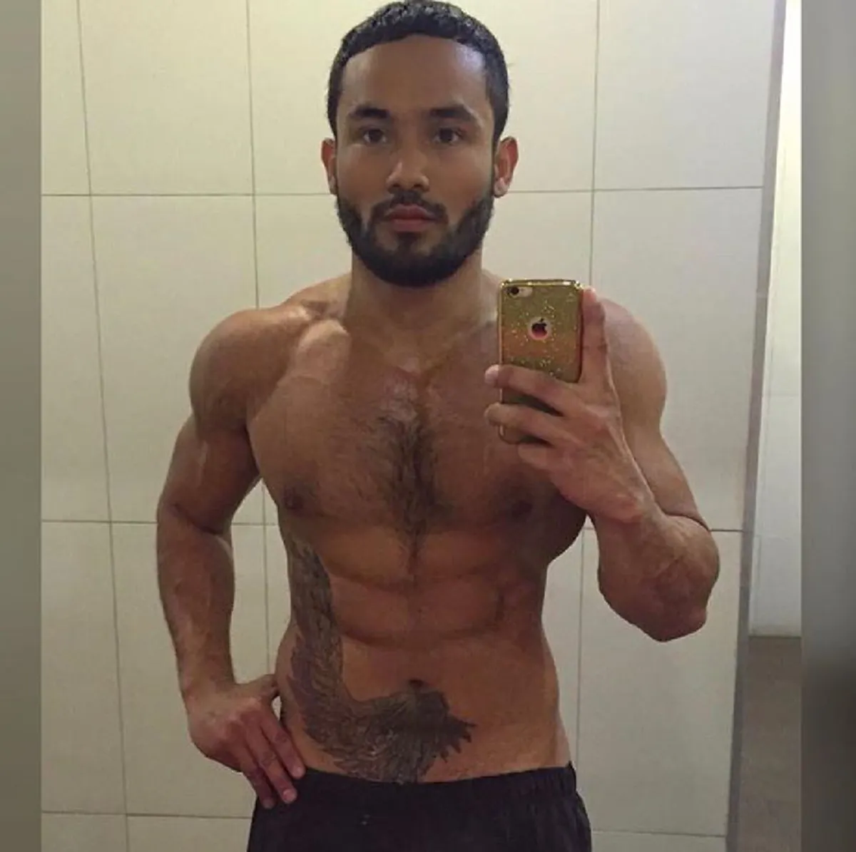 สะเทือนทั้งสยาม!! หนุ่มกล้ามโตแต่งหญิงชุดไทย เยื้องย่างกรีดกรายเดินโพสต์ท่าทั่ว BTS ซูมดูชัดๆ ตะลึงหนัก เธอคือซุปตาร์จากต่างแดน (คลิป)