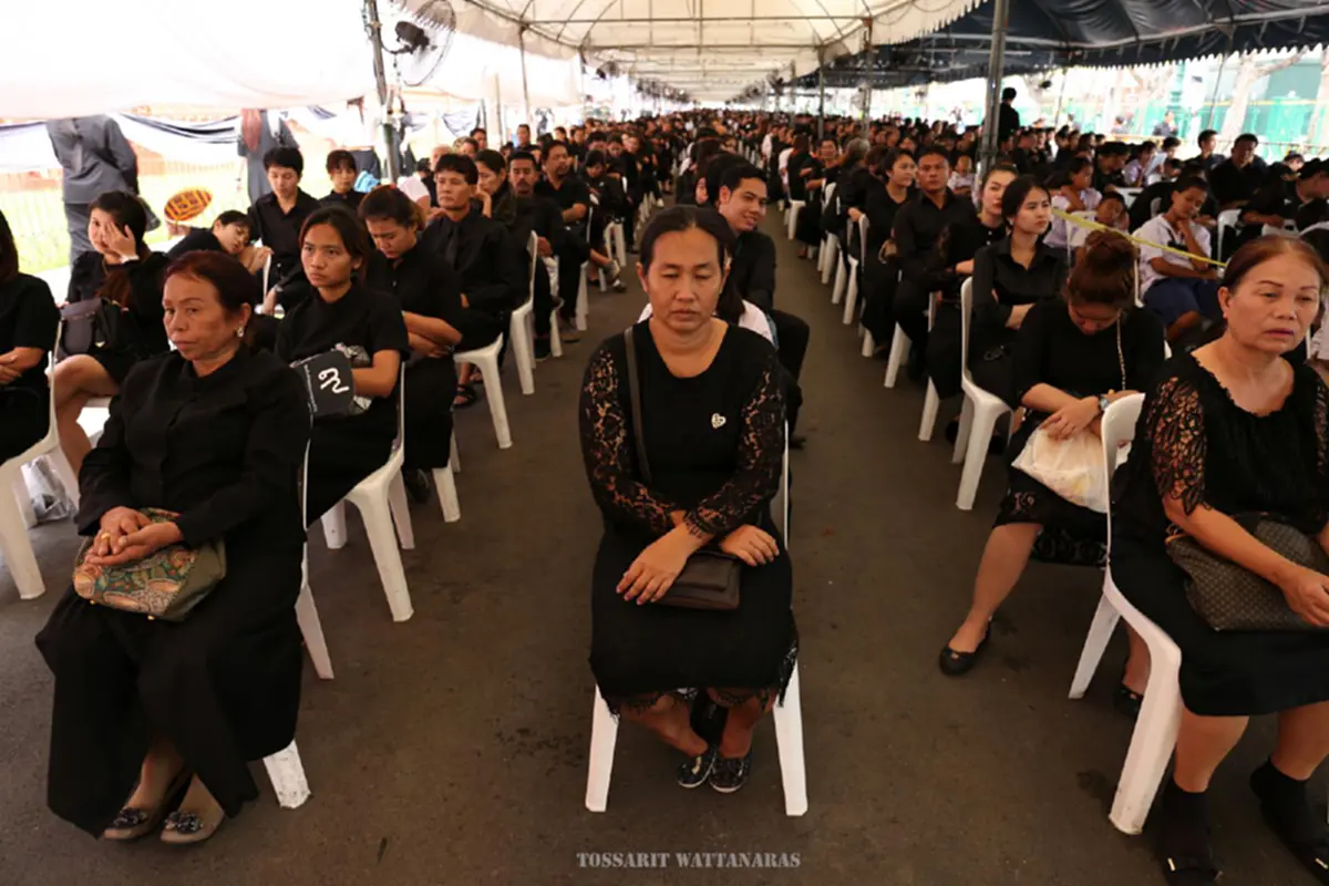ประมวลภาพ!!! พสกนิกรเข้ากราบพระบรมศพ ร.๙ กันอย่างเนื่องแน่น (ภาพชุด) มีคลิป