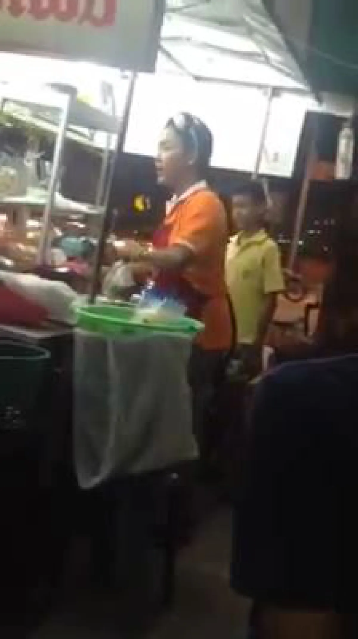 แชร์ถล่มทลาย!! คลิปแม่ค้าทำก๋วยเตี๋ยว 1 ถุง แต่กลับทำให้คนทั้งประเทศ น้ำตาไหล ชื่นชมสุดหัวใจ กับสิ่งที่เธอทำ!! (มีคลิป)