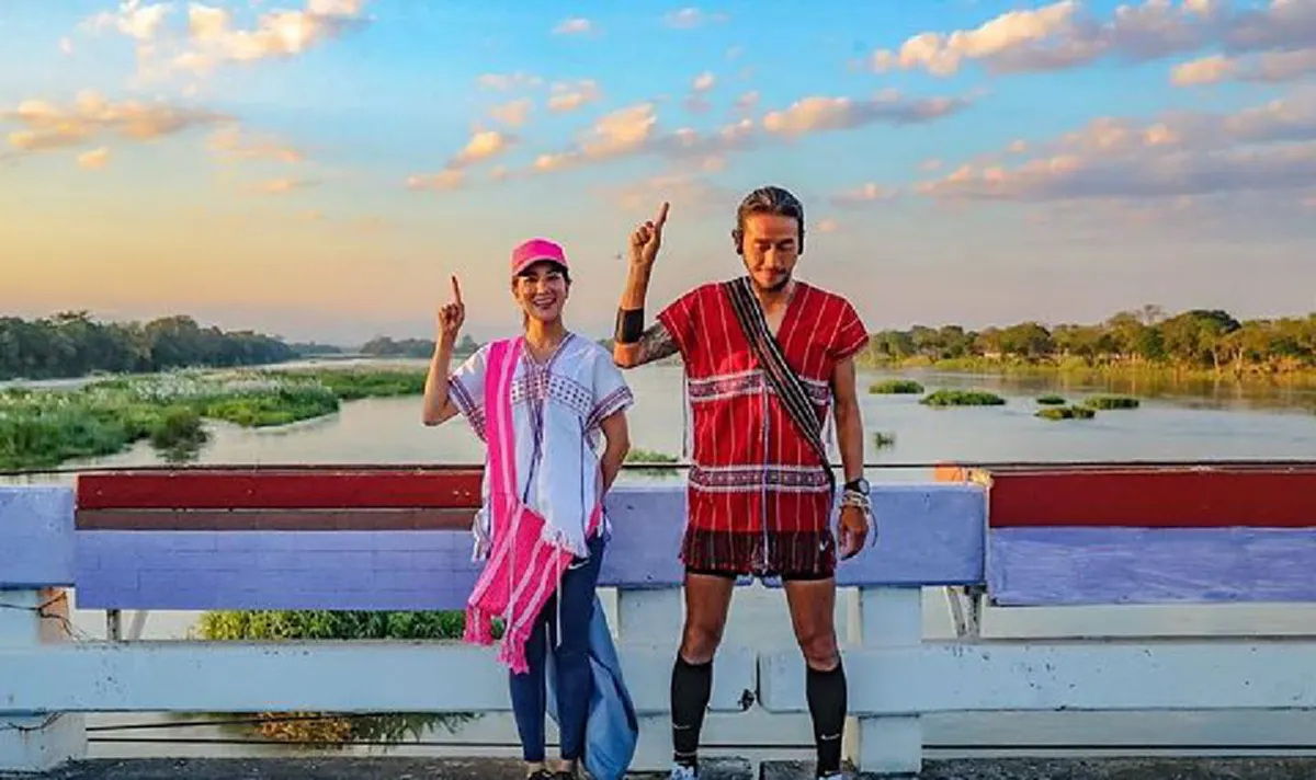 "ท่าชี้นิ้ว"อันยิ่งใหญ่!! เผยความหมายที่เเท้จริง?? ทำไม"พี่ตูน"ต้องชี้นิ้วขึ้นฟ้า!! เเล้วตอนที่พวกเราเห็นท่านี้?!! นึกถึงอะไรกันบ้าง??(คลิป)