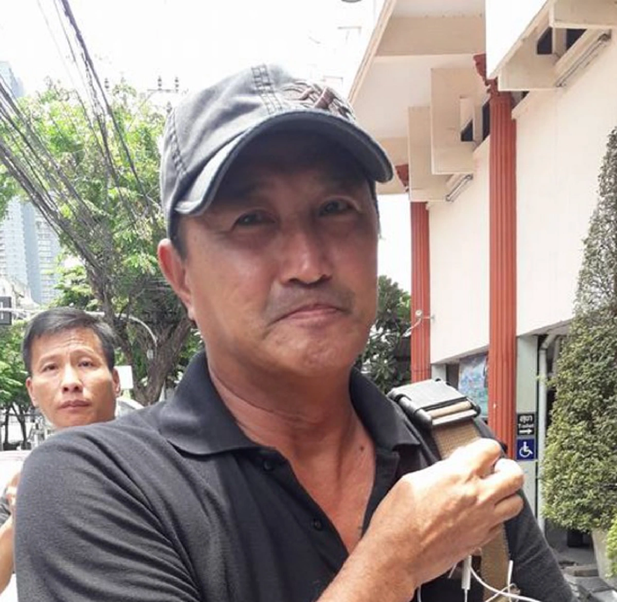 คนจริงไม่เคยกลัว!! "ลุงมงคล"บุกโรงพักถูกข้อหาขนเหล็ก พร้อมฟ้องกลับตร.ลั่นเอาเรื่องถึงที่สุด ปชช.แห่ให้กำลังใจ ยกให้เป็นไอดอลผดุงความยุติธรรม