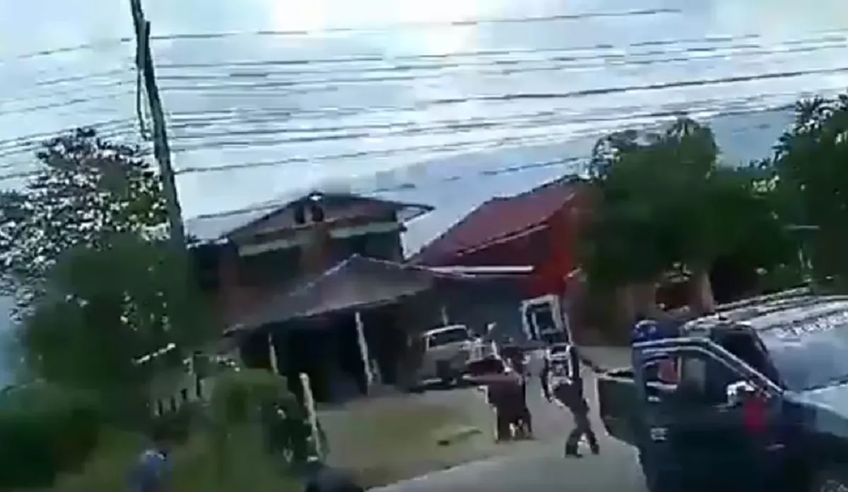 สงสารตำรวจ ดูกันชัดๆวินาที \"ตร.\"จ.ชัยภูมิ บาดเจ็บสาหัส เลือดคั่งในสมอง ยังไม่ได้สติ!! ถูก\"ชายเมายาบ้า\"คลั่งหนัก ถือไม้ไล่ตี ฟาดศีรษะ?!(คลิป)