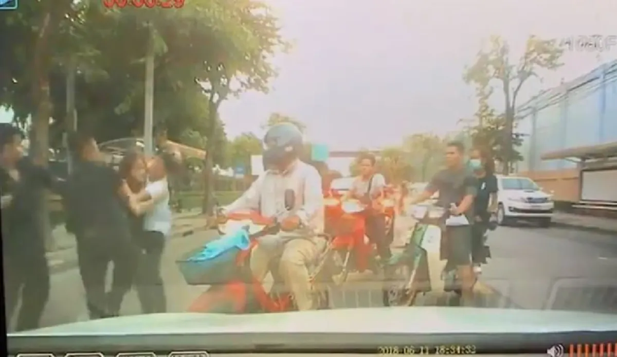 เพศเเม่..มันยังทำได้ลงคอ!! เลวสุดขีด.."2ชายโฉด"คนขับ,กระเป๋า!!รถเมล์สาย12 รุมกระทืบ"ผู้หญิง"กลางถนน!! ดูหน้ามันชัดๆ..ล่าตัวมารับโทษ!! (คลิป)