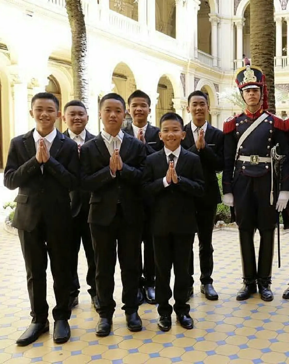 ประทับใจชาวโลก!วินาทีผู้ว่าฯณรงค์ศักดิ์ขึ้นกล่าวปาฐกถา โค้ชเอก-น้องอดุลย์ ค้อมยกมือไหว้นอบน้อมทั่วเวที เสียงปรบมือชื่นชมสนั่น