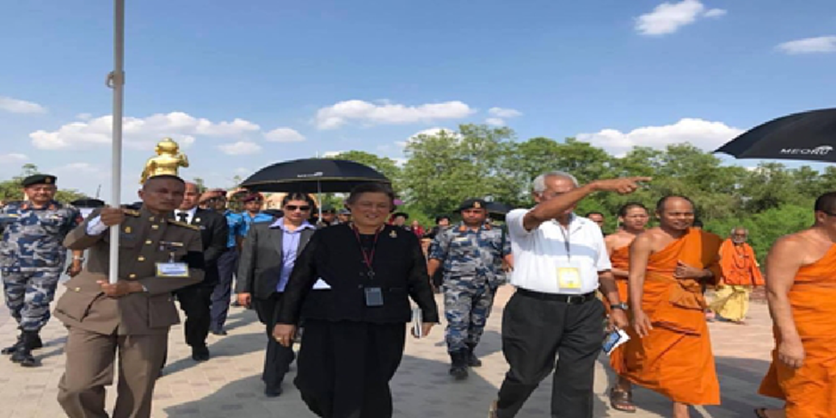 เจ้าฟ้าที่สุดอ่อนน้อม ภาพสมเด็จพระเทพฯทรงคุกเข่ายกพระหัตถ์ไหว้สมเด็จพระสังฆราชฯ