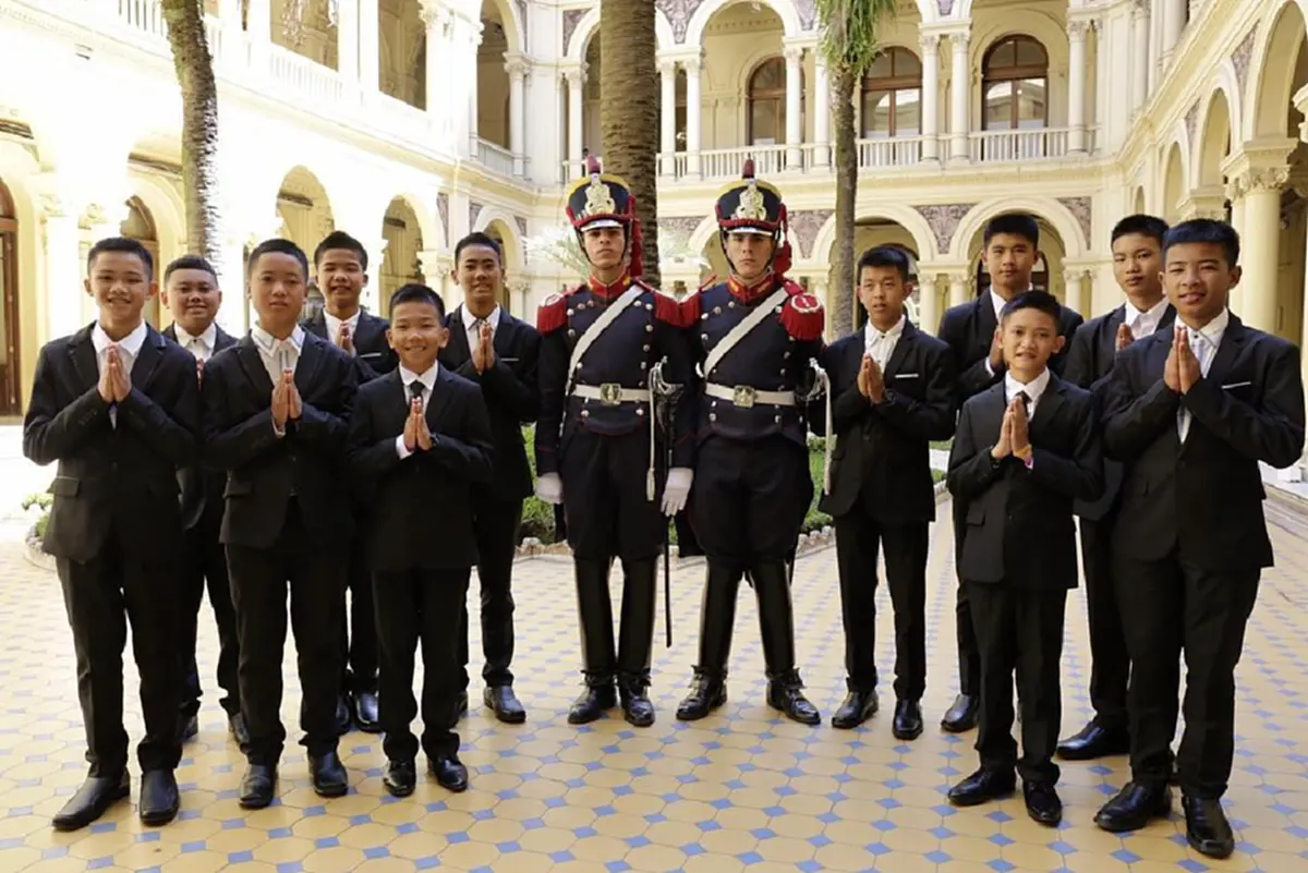 ประทับใจชาวโลก!วินาทีผู้ว่าฯณรงค์ศักดิ์ขึ้นกล่าวปาฐกถา โค้ชเอก-น้องอดุลย์ ค้อมยกมือไหว้นอบน้อมทั่วเวที เสียงปรบมือชื่นชมสนั่น