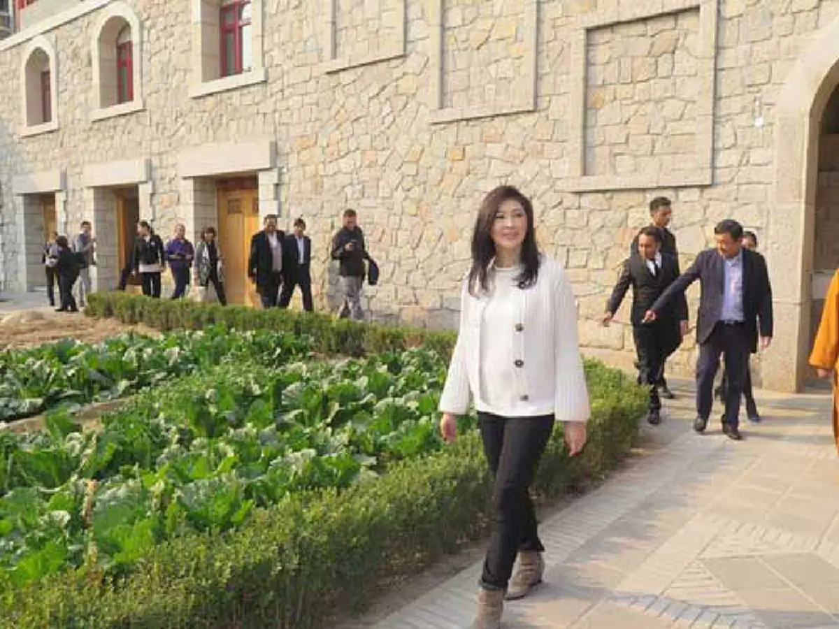 ว่อนเน็ต !!! ภาพตัดต่อ "ยิ่งลักษณ์" โผล่ที่ดูไบ! มี "ทักษิณ" ด้วย บอดี้การ์ดตามพรึบ