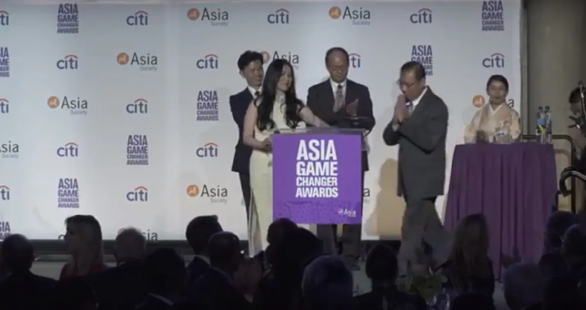 ประทับใจชาวโลก!วินาทีผู้ว่าฯณรงค์ศักดิ์ขึ้นกล่าวปาฐกถา โค้ชเอก-น้องอดุลย์ ค้อมยกมือไหว้นอบน้อมทั่วเวที เสียงปรบมือชื่นชมสนั่น