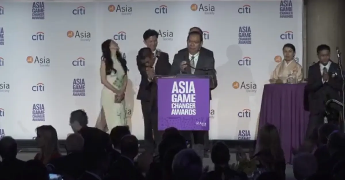 ประทับใจชาวโลก!วินาทีผู้ว่าฯณรงค์ศักดิ์ขึ้นกล่าวปาฐกถา โค้ชเอก-น้องอดุลย์ ค้อมยกมือไหว้นอบน้อมทั่วเวที เสียงปรบมือชื่นชมสนั่น