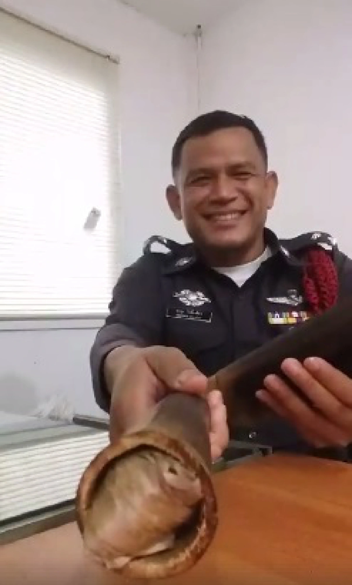 เอาสิมาเจอกัน!! ตำรวจฮึดท้าพวกหัวร้อน+ด่าหยาบ  มาเจอซึ่งๆหน้าดีกว่า บอกเตรียมของไว้รอเซอร์ไพรส์ ตอนจบสุดพีค..ฮาลั่นทั้งโซเชียล!?