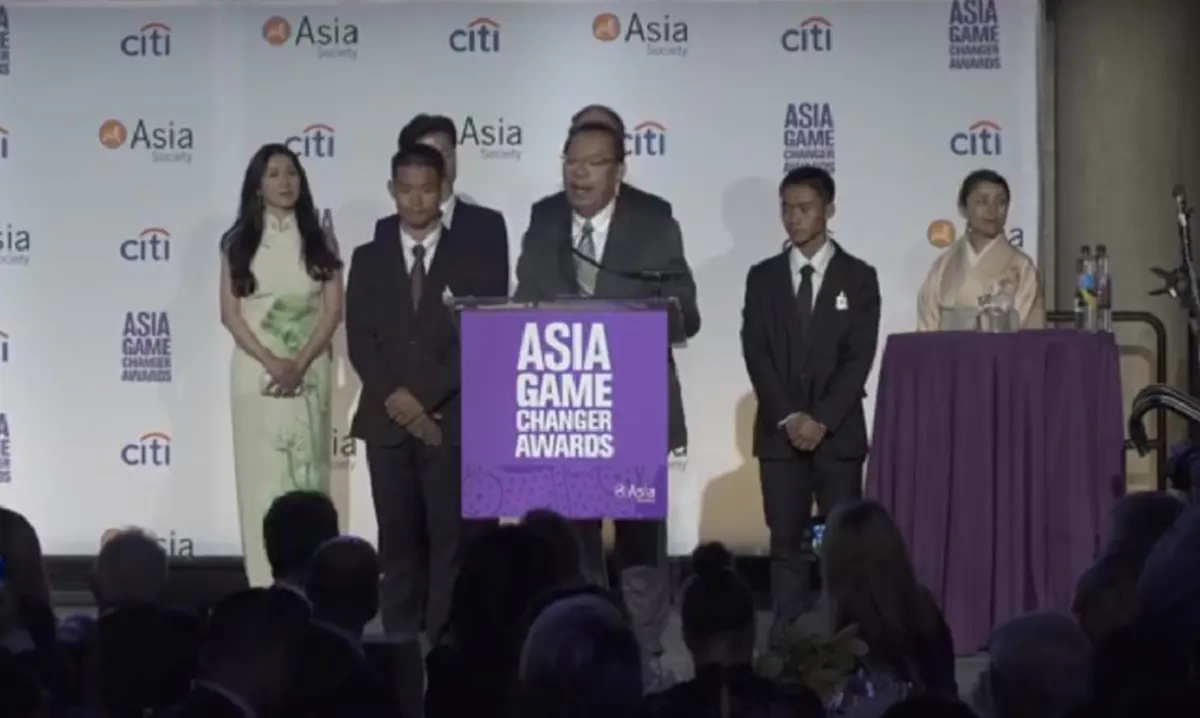 ประทับใจชาวโลก!วินาทีผู้ว่าฯณรงค์ศักดิ์ขึ้นกล่าวปาฐกถา โค้ชเอก-น้องอดุลย์ ค้อมยกมือไหว้นอบน้อมทั่วเวที เสียงปรบมือชื่นชมสนั่น