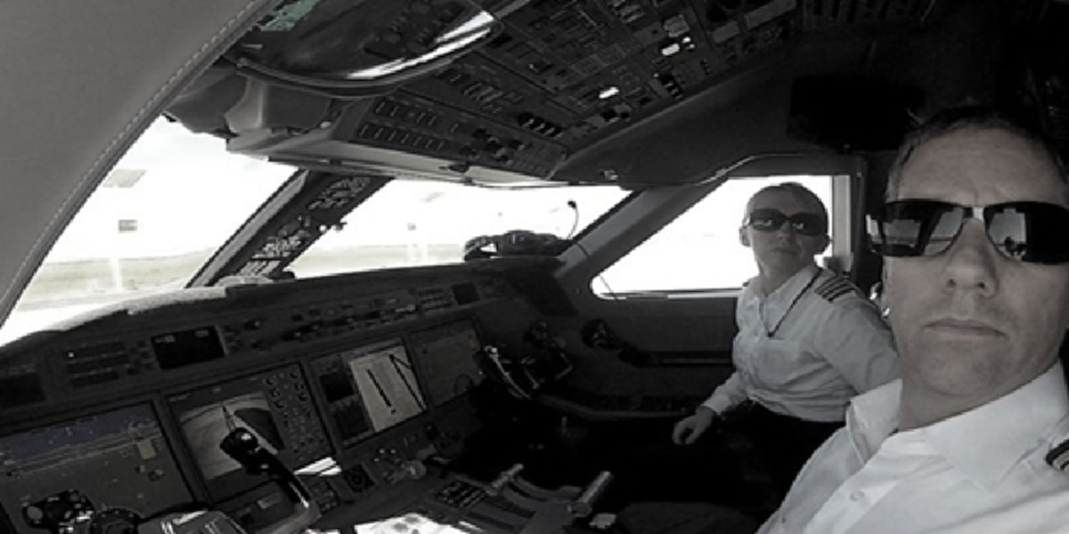 โลกอาลัย2นักบินฮีโร่ เสียสละพาเฮลิคอปเตอร์เสี่ยวิชัยหลบไม่ให้ตกใส่กลุ่มคน ไม่ให้ชนสนาม