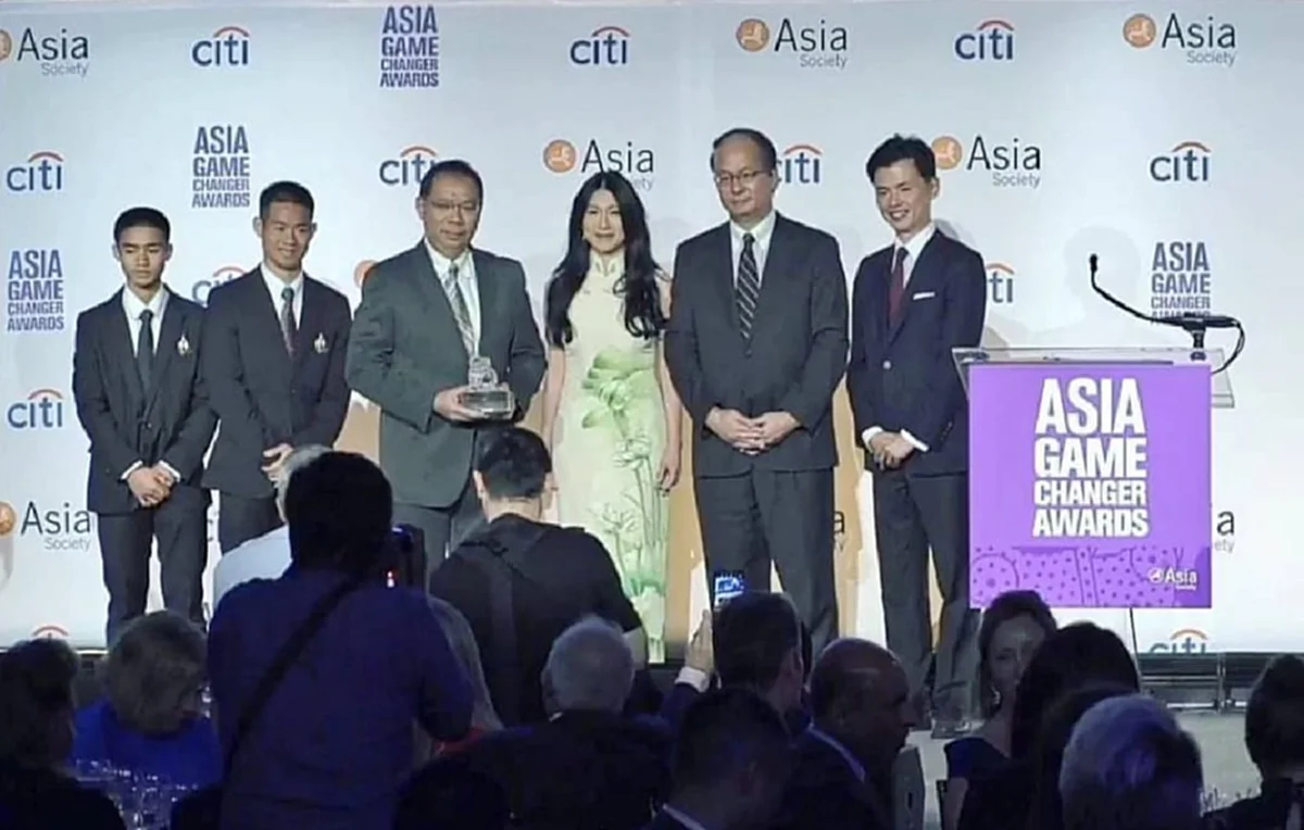 ประทับใจชาวโลก!วินาทีผู้ว่าฯณรงค์ศักดิ์ขึ้นกล่าวปาฐกถา โค้ชเอก-น้องอดุลย์ ค้อมยกมือไหว้นอบน้อมทั่วเวที เสียงปรบมือชื่นชมสนั่น