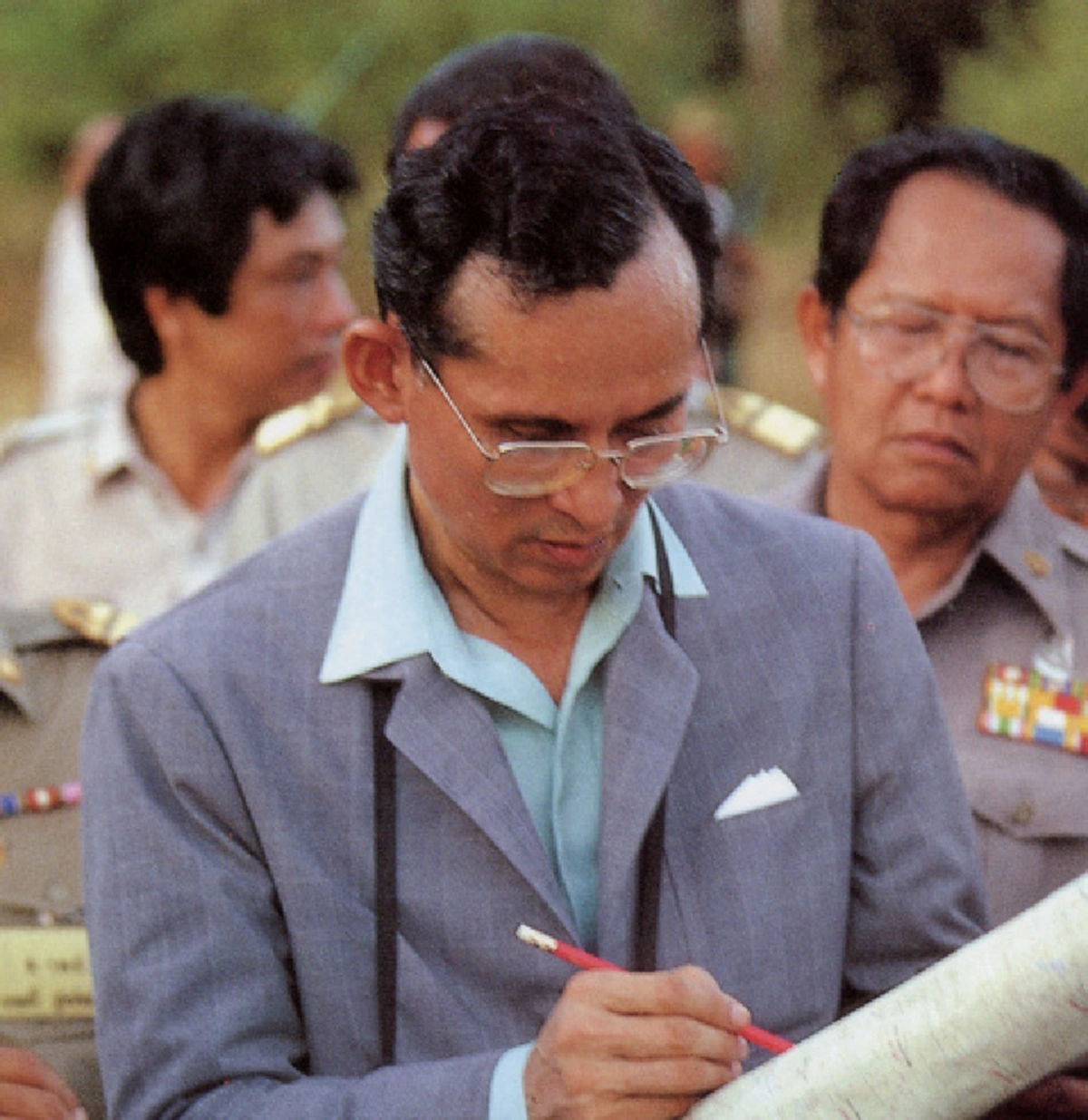 เป็นบุญตายิ่งนัก!! เผยภาพแผนที่ของในหลวงรัชกาลที่๙ ที่ท่านทรงถือจนเปื่อยยุ่ย ที่แต่ล่ะแผ่นนั้นท่านทรงหวงมาก(รายละเอียด)