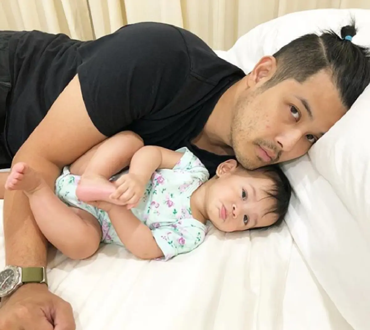 ซึ้งปนฮาสุดๆ \"น้องมียา\" น้ำตาไหล เจ็บแผลถูกเจาะน้ำเกลือ \"พ่อเติ้ล ตะวัน\" เลยขอเจ็บเป็นเพื่อนด้วย อย่าร้องนะลูก