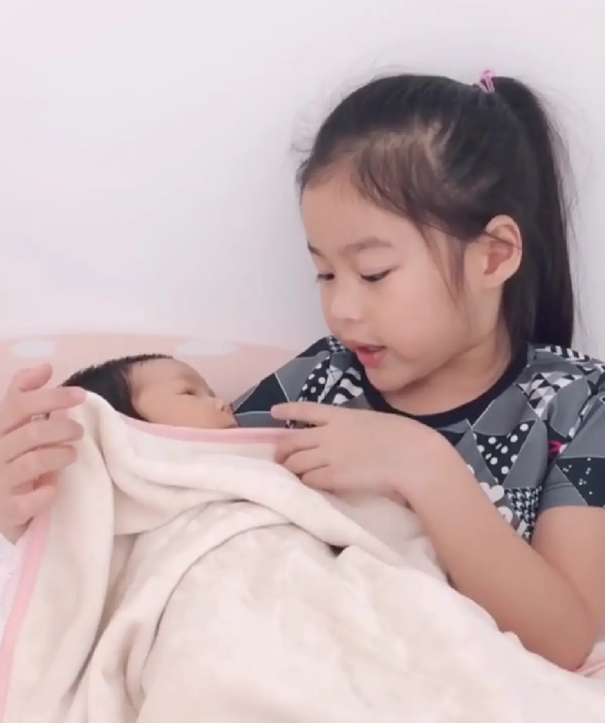 น่ารักแพ็คคู่เลย เมื่อ "น้องณิริน" อาสาเป็นพี่เลี้ยง เล่านิทานกล่อม "น้องปาลิน" ดูแล้วถึงกับอมยิ้มตาม