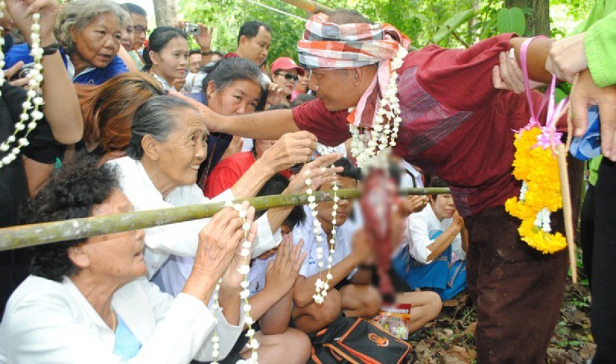 พิธีกรรมสุดสยอง!! เปิดตำนาน "ประเพณีเลี้ยงดง" กินเนื้อควายสดๆ เซ่นดวงวิญญาณผู้รักษาป่า ปู่แสะ-ย่าแสะ ความเชื่อแต่โบราณที่ยังคงอยู่(มีคลิป)!!