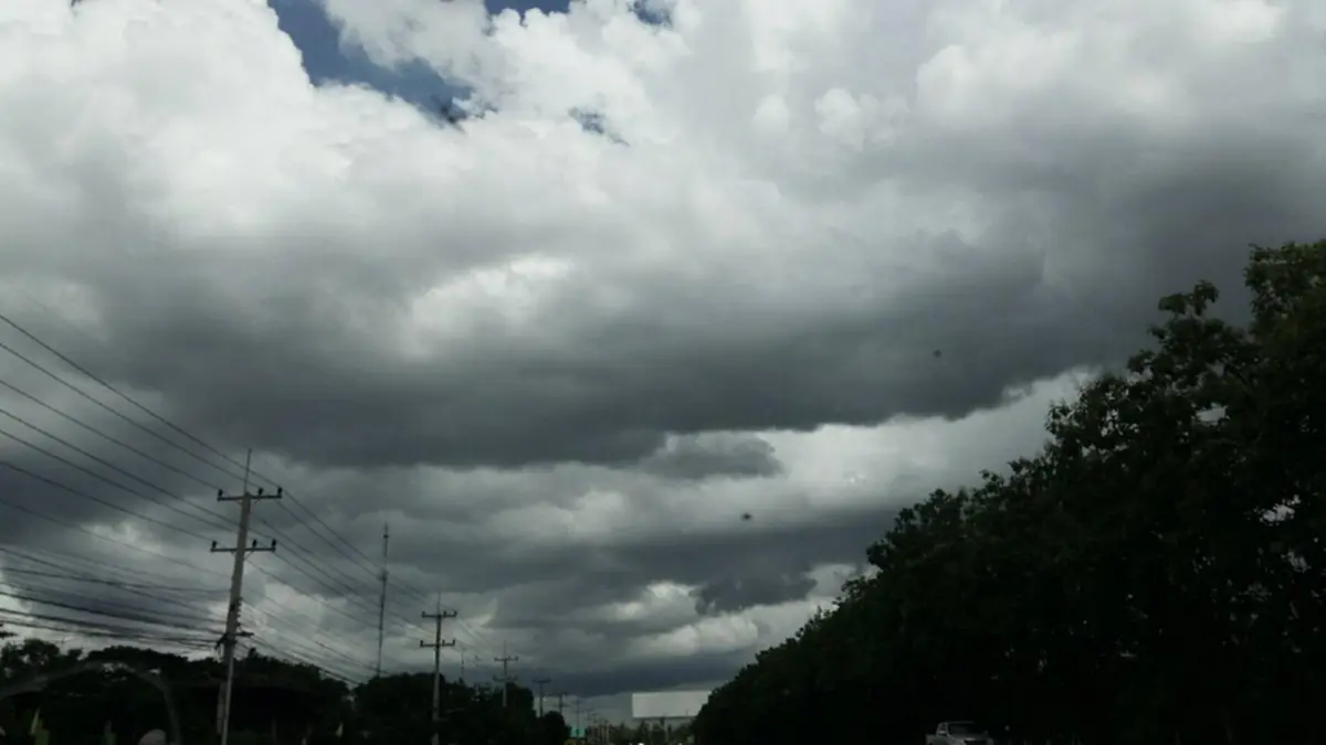 กรมอุตุฯเตือน!! ประเทศไทยยังคงมีฝนตกหนักหลายพื้นที่ เหนือ อีสาน หนักสุด 18 จังหวัด รอรับมือน้ำท่วมฉับพลัน น้ำป่าไหลหลาก (รายระเอียด)