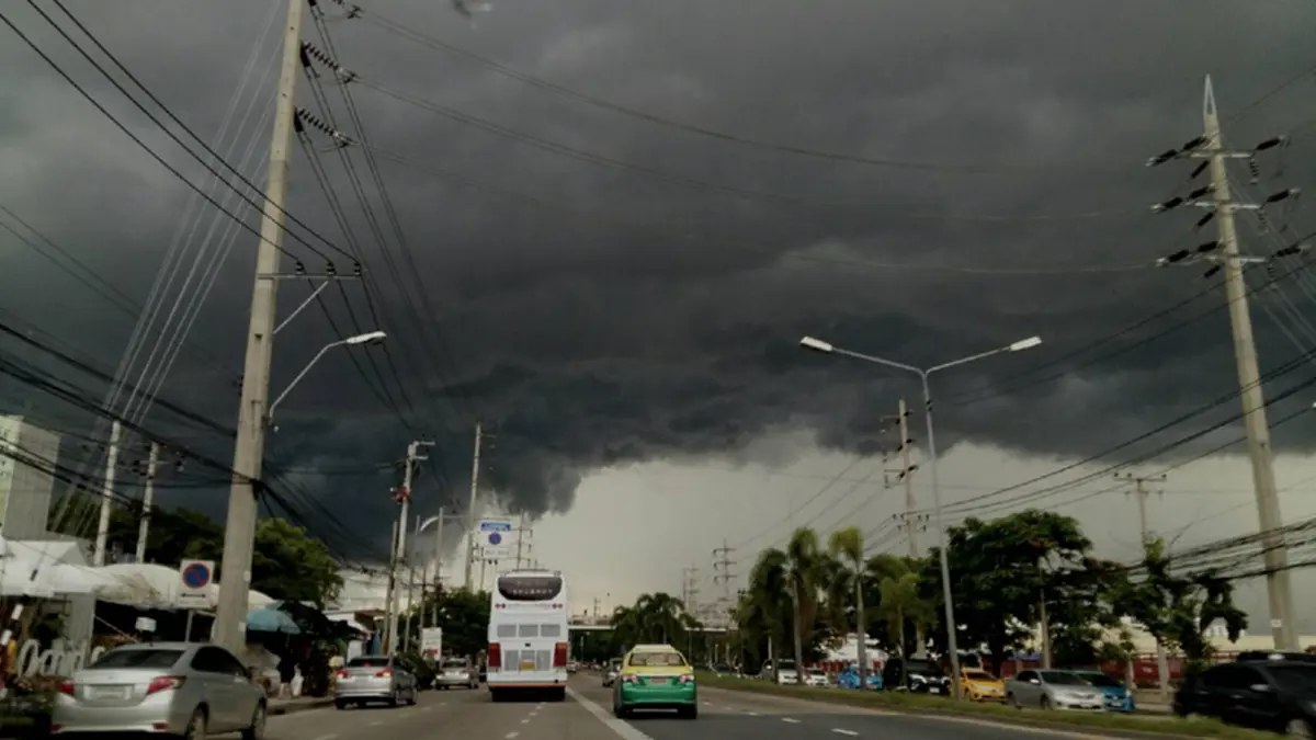 อุตุฯ เตือน!!! ไทยตอนบนยังคงมีฝนตกหนักหลายจังหวัด ส่วน กทม. เตรียมรับมือฝนตกอย่างต่อเนื่อง
