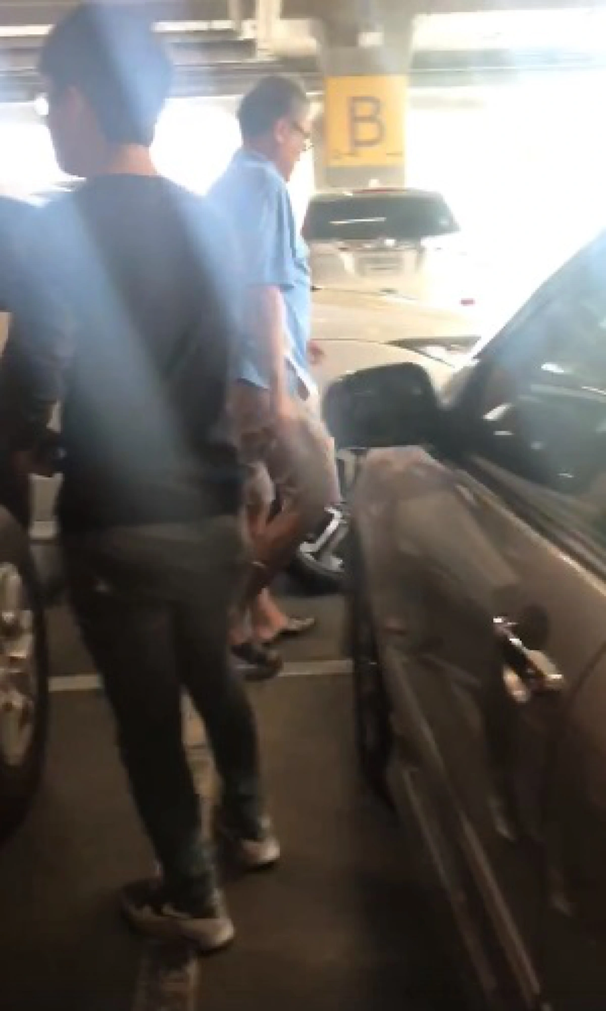 แบบนี้ก็มีด้วย?? หนุ่มสุดมึน เจอลุงขับรถเลยที่จอดในห้าง ใช้ป้ายืนรอจอง พอไม่ได้ชี้หน้าด่ากราด ขู่จะขับรถชน ชาวเน็ตสวนยับทำไม่ถูกยังกล้าโวย!?