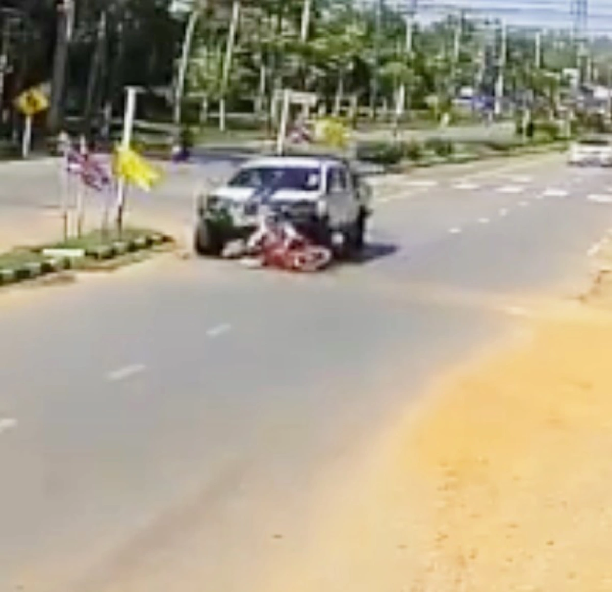 อย่าฟังความข้างเดียว!!! "สาวขับกระบะ" แจงแล้ว หลังชนรถจยย.ล้ม ไม่ได้หนีไปไหน? โซเชียลกระหน่ำเละ เข้าใจผิดกันยกใหญ่? (คลิป)