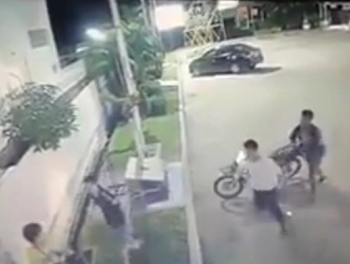 หมาหมู่ชัดๆ!!! เปิดคลิป "หนุ่ม" ถูกแก๊งโจ๋ขอนแก่นรุมตื้บ ต่อยไม่ยั้ง พี่ชายทุกข์ใจ...วอนชาวเน็ตแชร์ล่าตัว อย่าให้น้องโดนทำร้ายร่างกายฟรีๆ!?!