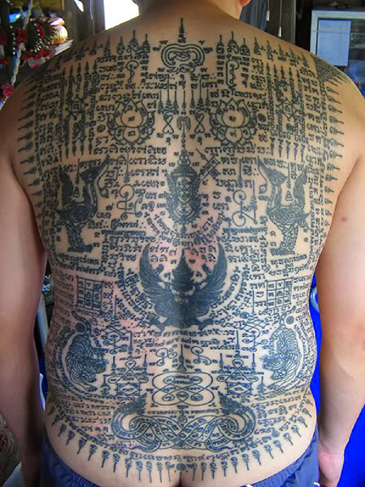 ศาสตร์แห่งความลี้ลับ "สักยันต์"นักรบไทยนิยมกันมาในอดีต ฟัน แทง ไม่ระคายผิว ตายไปยังเผาไม่ไหม้ แต่ ทุกคนต้องอยู่ในศีลธรรม เคร่งครัดในข้อห้าม.