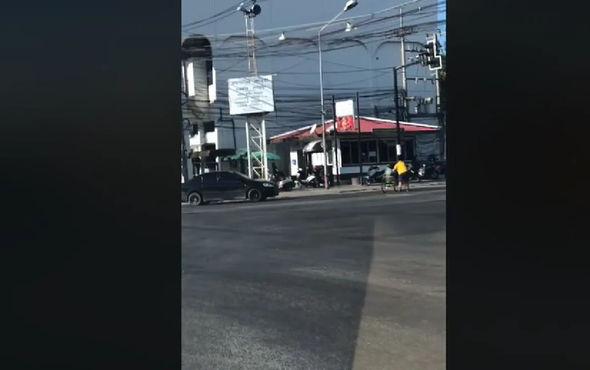 "พี่เสื้อเหลือง" น้ำใจงาม วิ่งไปช่วยเข็นสามล้อ"คุณตา"กลางสี่เเยก เลี่ยงอุบัติเหตุ อย่างปลอดภัย (คลิป)